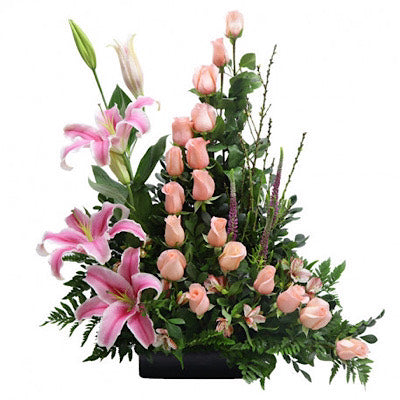 Rosas color rosado con lirios