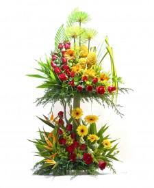 ARREGLO DE DOS NIVELES CON ROSAS Y TROPICALES - Domi Delivery