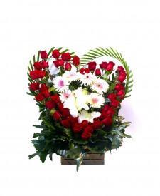 CORAZON CON CENTRO DE LIRIOS Y GERBERAS - Domi Delivery